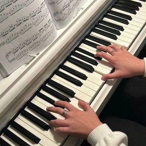 تدریس حرفه ای پیانو در منزل هنرجو، مدرس خانم